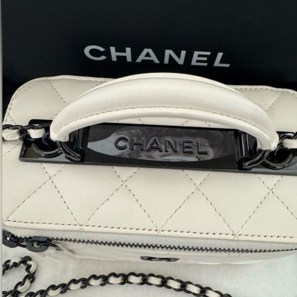 RARE❤️‍🔥NEW🖤🤍 CHANEL Trendy CC
Lambskin Quilted Mini Top Handle Vanity Bag - Picture 7 of 14